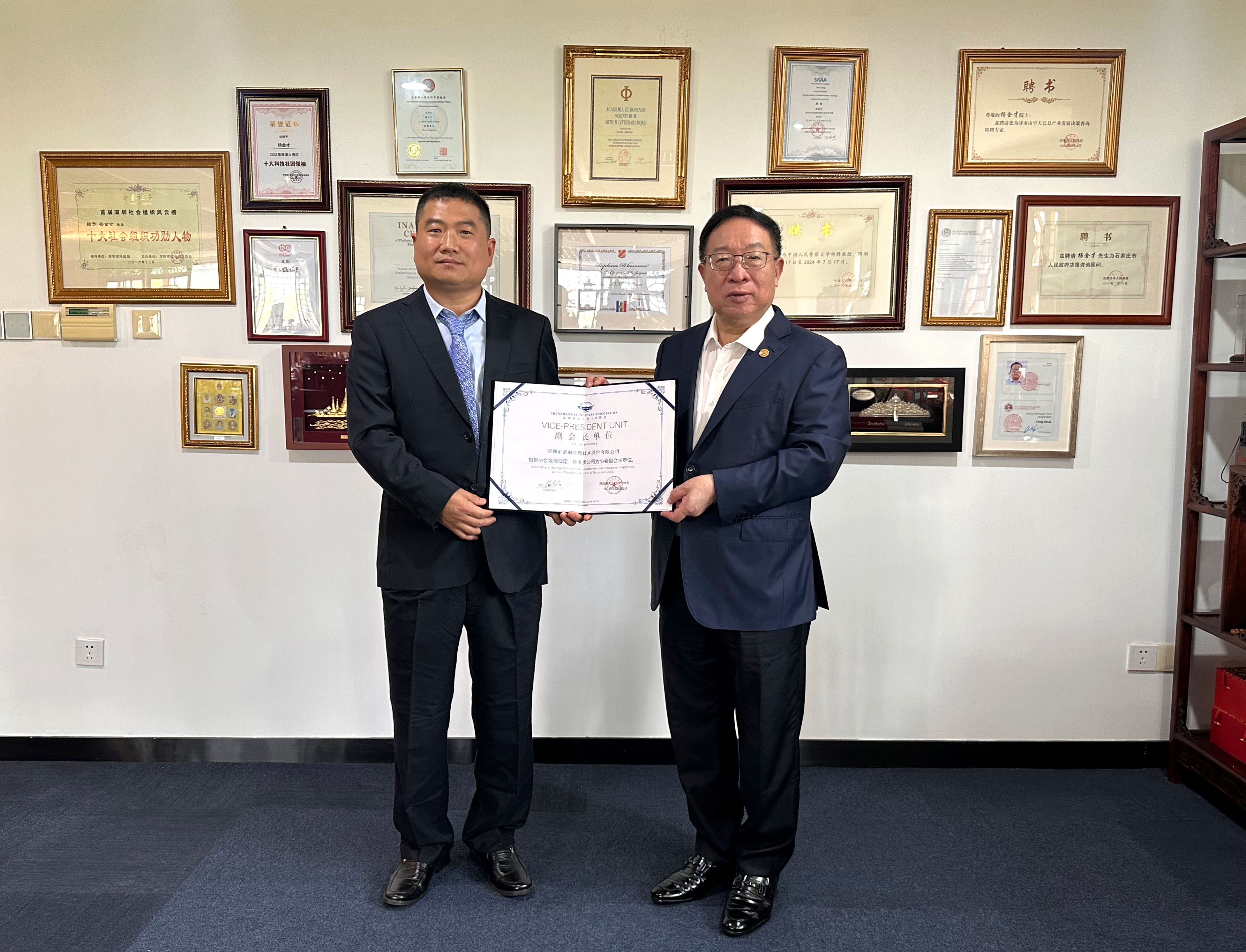 【喜报】太阳成tyc7111cc荣任深圳市无人机行业协会副会长单位! 【喜报】太阳成tyc7111cc荣任深圳市无人机行业协会副会长单位!